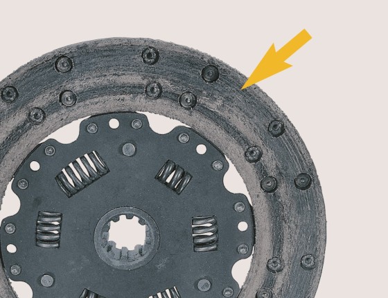 Disque d'embrayage avec garniture usée partiellement