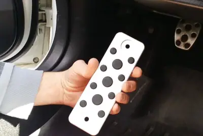 Cinq raisons d'ajouter un repose pieds à votre voiture
