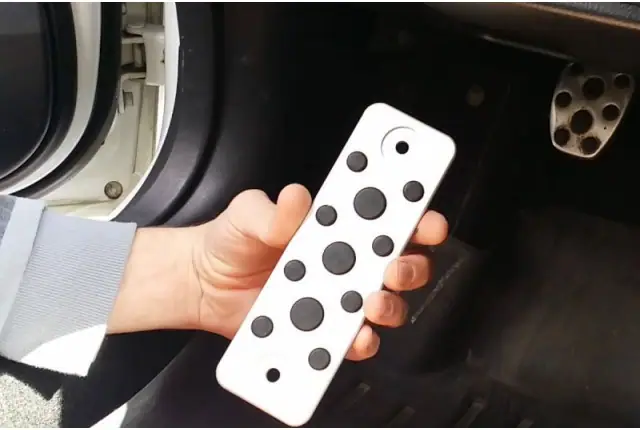 Quels sont les avantages d'installer un repose pied dans la voiture ?